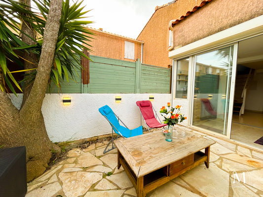 Logement avec jardinet dans résidence avec piscine