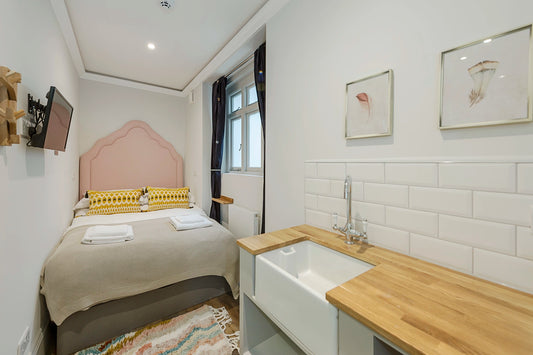 Petite Elegant Kensington Studio