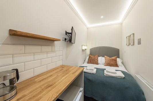 Petite Immaculate Kensington Studio