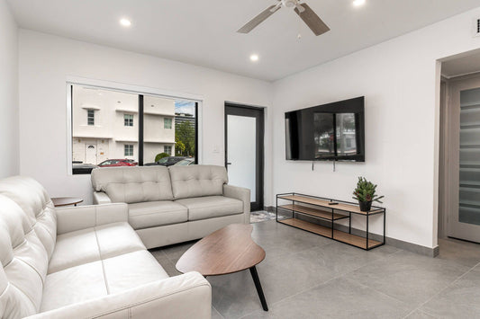 *8686**Modern 1-Bedroom Apartment – Prime Miami Beach Location; Near Synagogue