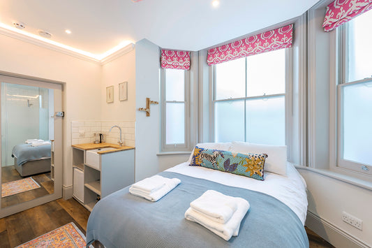 Petite Attractive Kensington Studio