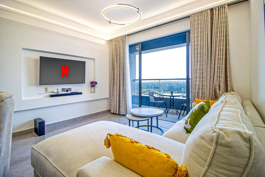1BR Oasis – Queen Bed, Heated Pool &  Skyline Views