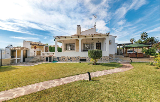 Casa con un hermoso jardín y una gran piscina, Alicante